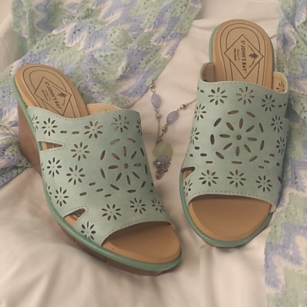 NIB Women's St. JOHN'S Bay light green heel sandals size 7